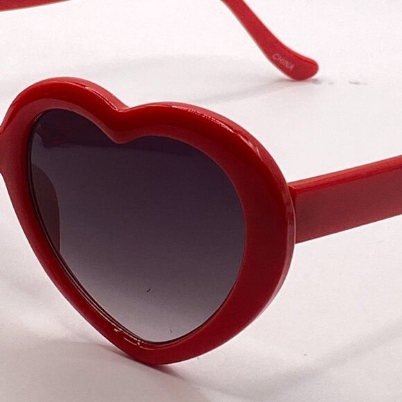0955 Debbie Oversized Heart Shaped  Sunglasses  Red Frames Grey Lenses UV … - Picture 9 of 10